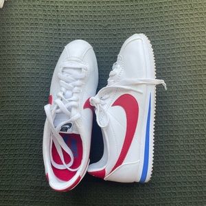 Nike Classic Cortez 8.5 tennis shoes barely worn